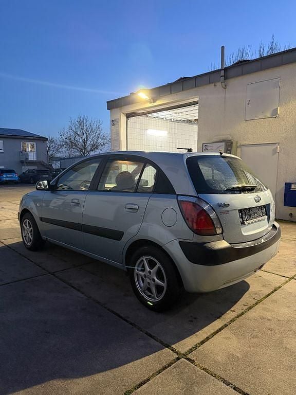 Gebraucht Kia Rio Basis 97 PS (71 kW) 2006 Silber Limousine