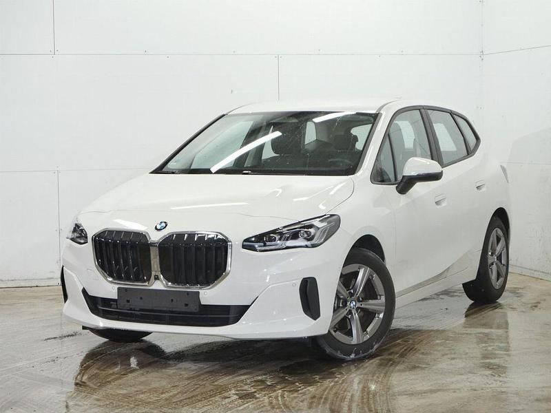 Weiß Gebraucht 2024 BMW 218 Active Tourer Performance Van / Kleinbus | 28.390 € (Superpreis) - Bild 1/4