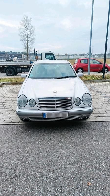 Gebraucht Mercedes E240 170 PS (125 kW) 1999 Silber Limousine