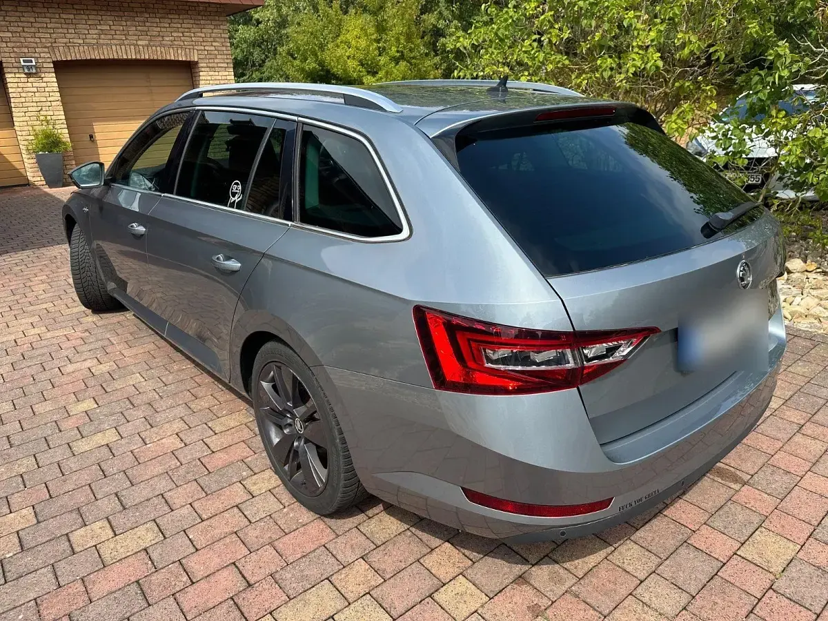 Gebraucht Skoda Superb LAURIN & KLEMENT 190 PS (139 kW) 2017 Silber Kombi