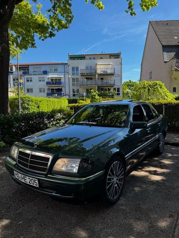 Grün Gebraucht 1995 Mercedes C220 Elegance Limousine | 3.950 € - Bild 1/4