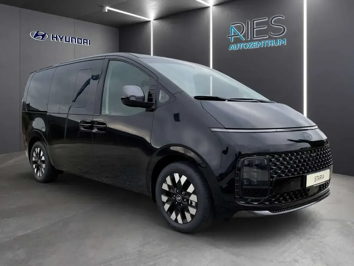 Neu Hyundai Staria Signature 224 PS (164 kW) 2025 Schwarz Van / Kleinbus