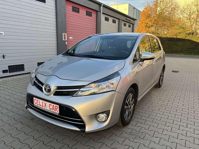 Ultra silver Gebraucht 2014 Toyota Verso Comfort Van / Kleinbus | 8.890 € (Etwas zu teuer) - Bild 1/4