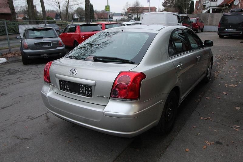 Gebraucht Toyota Avensis 129 PS (94 kW) 2003 Silver metallic (metallic) Kleinwagen