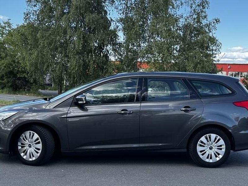 Gebraucht Ford Focus 120 PS (88 kW) 2015 Grau Limousine