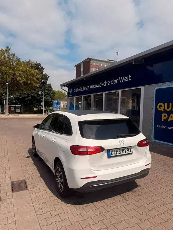 Gebraucht Mercedes B200 150 PS (110 kW) 2021 Weiß Kleinwagen