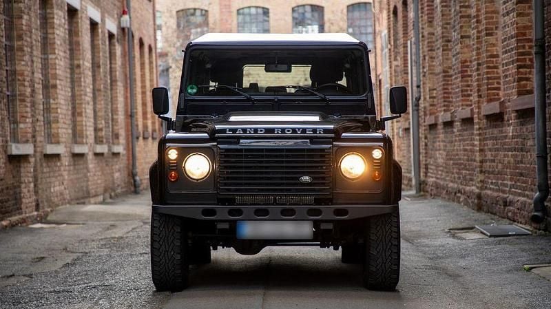 Gebraucht Land Rover Defender 122 PS (89 kW) 2012 Schwarz SUV