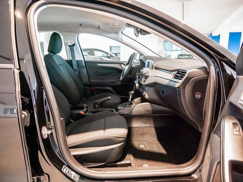 Gebraucht Ford Focus Trend 101 PS (74 kW) 2018 Schwarz metallic Limousine