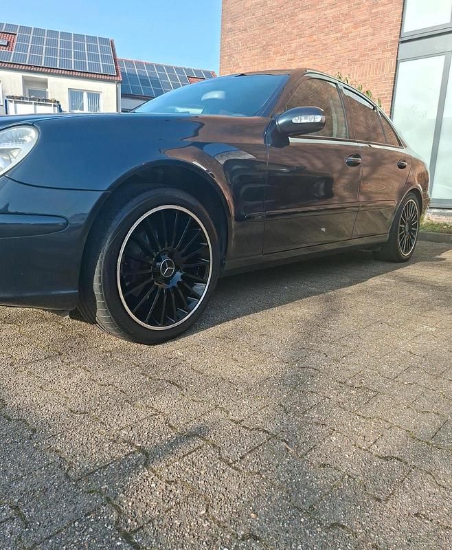 Second-hand Mercedes E200 150 CP (110 kW) 2004 Negru Berlinǎ