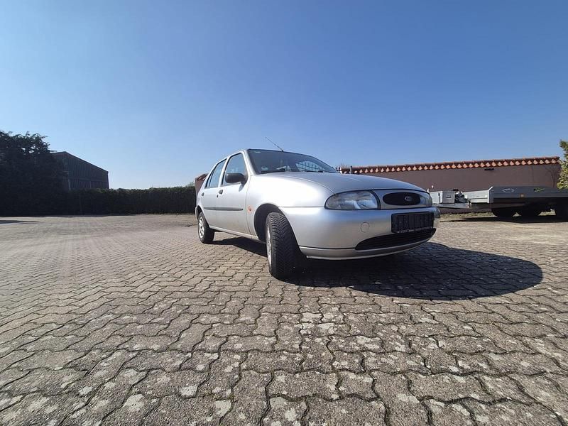 Second-hand Ford Fiesta 1999 Argintiu Hatchback