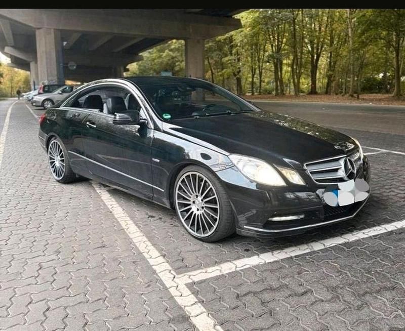 Schwarz Gebraucht 2011 Mercedes E250 Coupé | 9.800 € (Guter Preis) - Bild 1/4