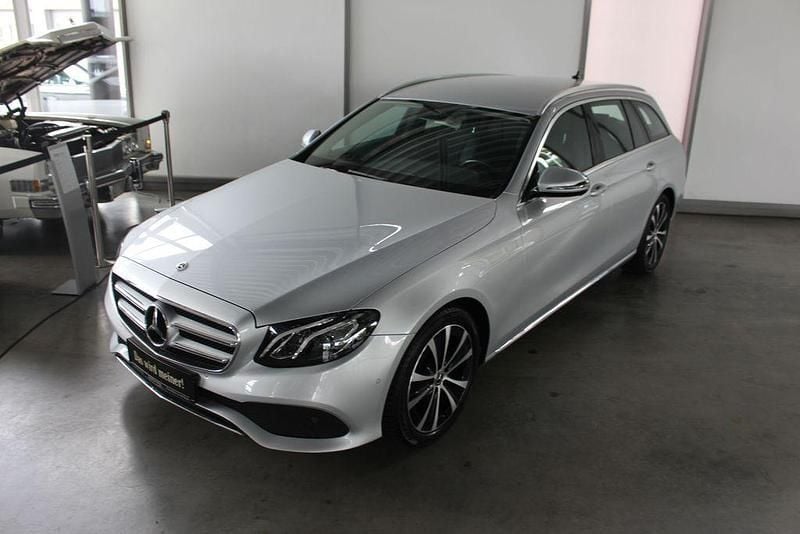 Silber , iridiumsilber metallic Gebraucht 2017 Mercedes E220 Avantgarde Limousine | 28.790 € (Fairer Preis) - Bild 1/4