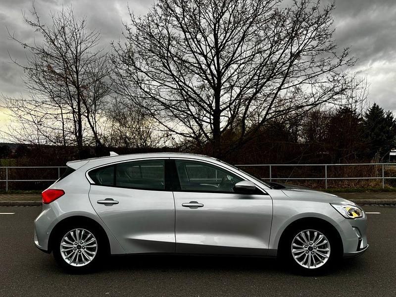 Gebraucht Ford Focus Titanium 125 PS (91 kW) 2019 Silber Limousine