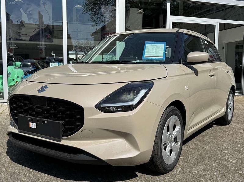 Caravan ivory pearl metallic Neu 2025 Suzuki Swift Comfort Kleinwagen | 18.680 € - Bild 1/4