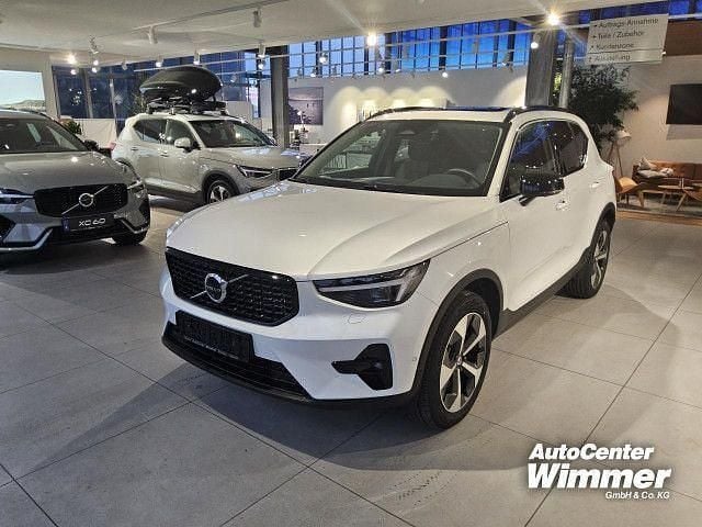 Używany Volvo XC40 Plus 197 KM (144 kW) 2025 Biały SUV