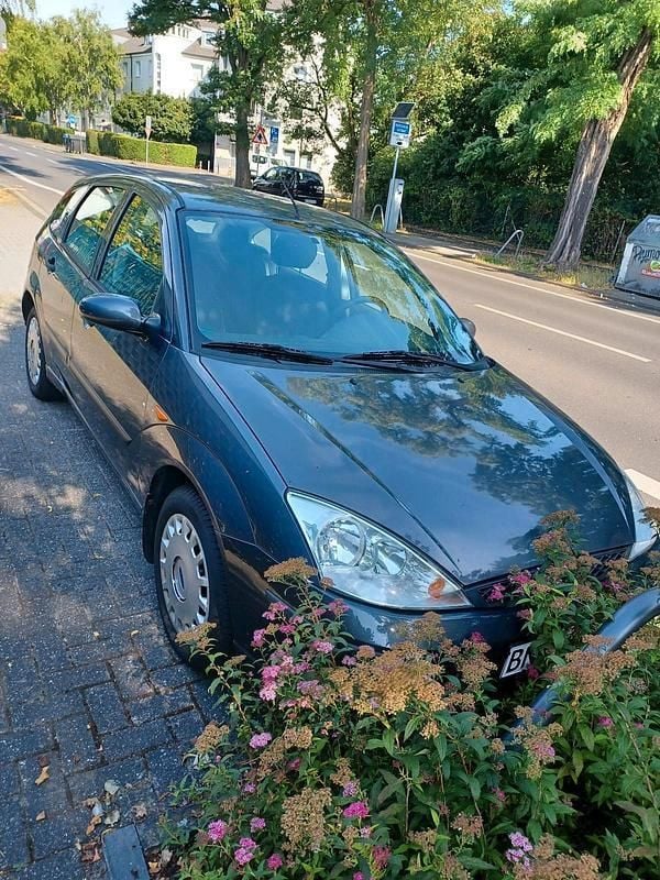 Grau Gebraucht 2004 Ford Focus Limousine | 650 € (Guter Preis) - Bild 1/4
