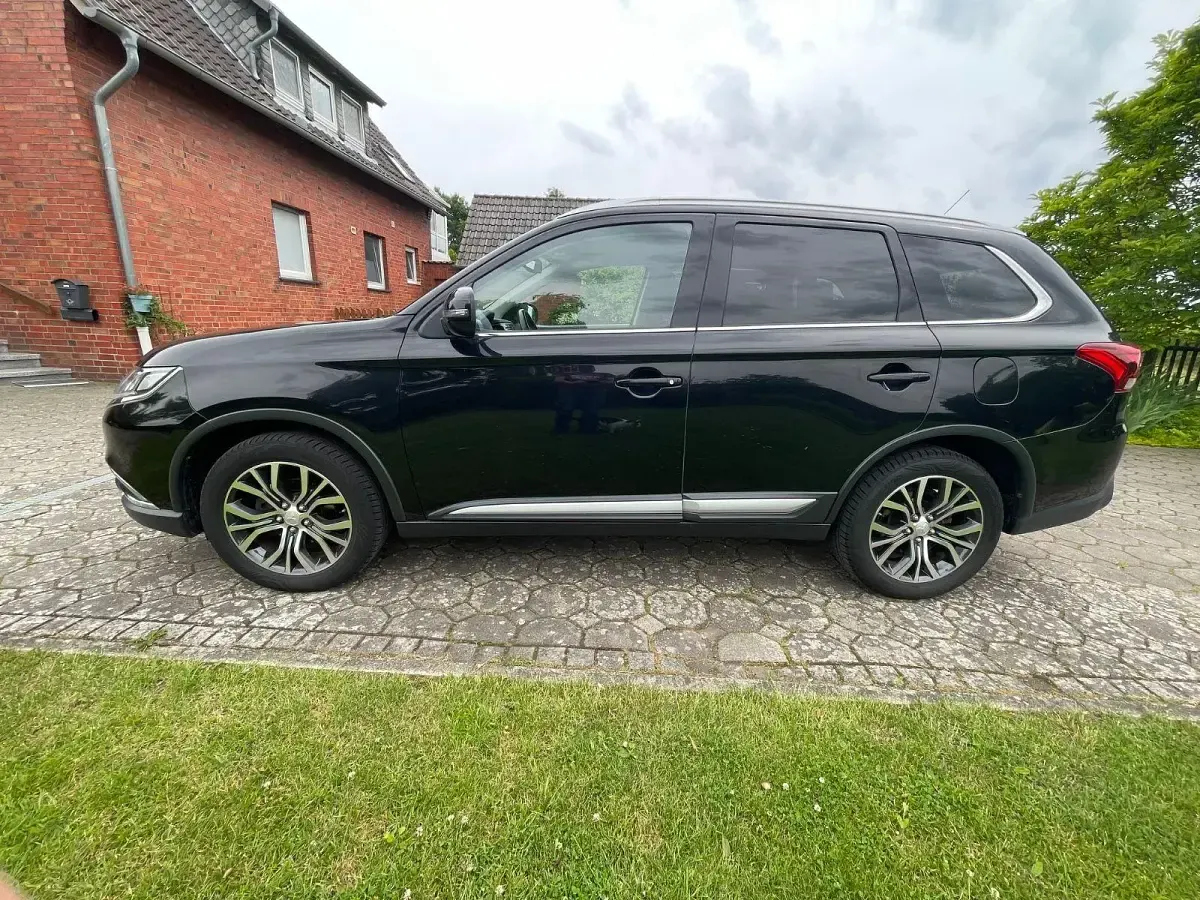 Gebraucht Mitsubishi Outlander Plus 150 PS (110 kW) 2015 Schwarz SUV