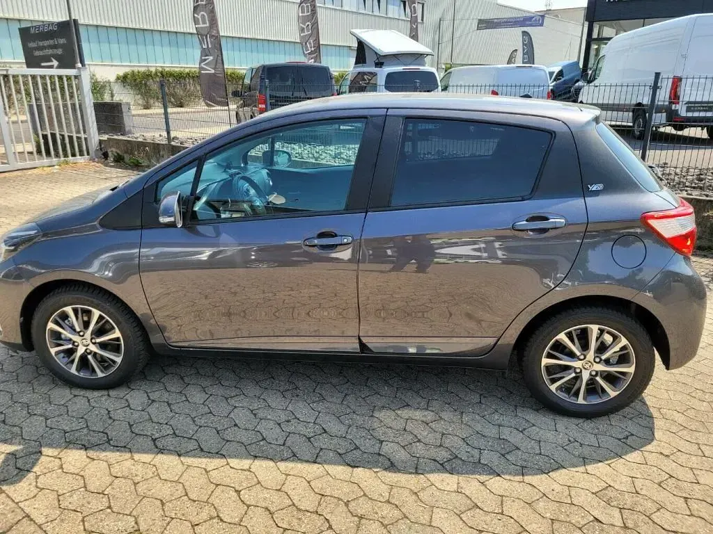 Gebraucht Toyota Yaris Club 111 PS (81 kW) 2019 Grau (metallic) Kleinwagen