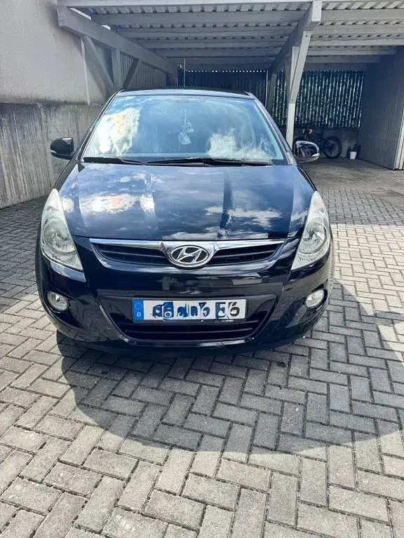 Gebraucht Hyundai i20 Edition 86 PS (63 kW) 2012 Schwarz Kleinwagen