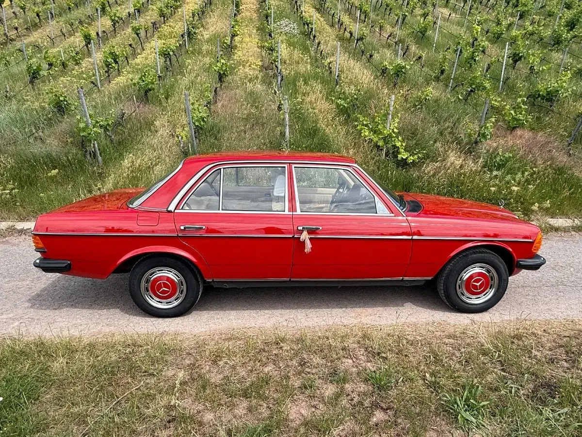 Gebraucht Mercedes E230 136 PS (100 kW) 1982 Rot Limousine