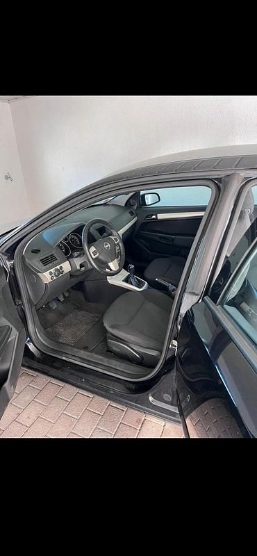Gebraucht Opel Astra 105 PS (77 kW) 2008 Schwarz Kleinwagen