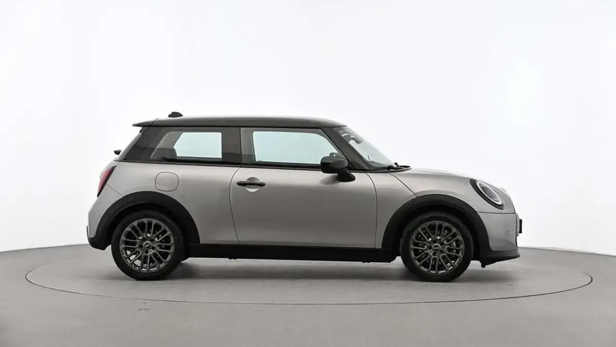 Używany Mini Cooper Classic 156 KM (114 kW) 2024 Szary Hatchback