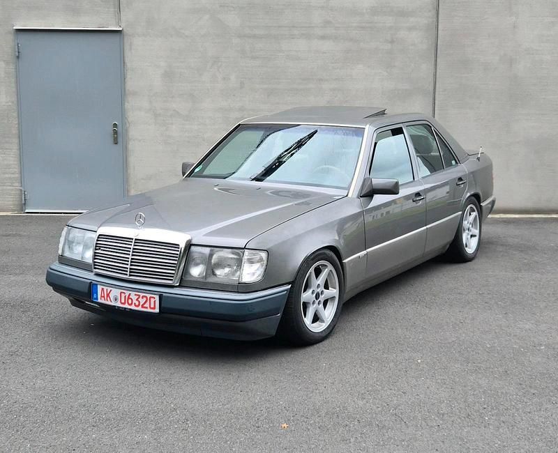 Grau Gebraucht 1989 Mercedes E230 Sportline Limousine | 3.750 € - Bild 1/4