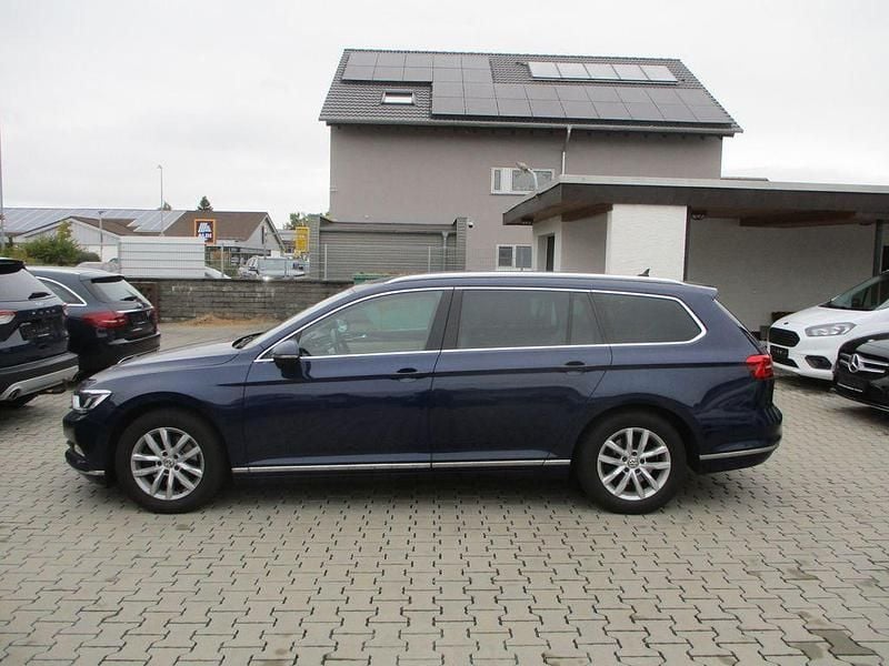 Blau Gebraucht 2018 VW Passat Highline Limousine | 16.699 € (Fairer Preis) - Bild 1/4