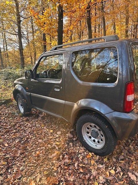 Grau Gebraucht 2010 Suzuki Jimny SUV | 8.250 € (Guter Preis) - Bild 1/4
