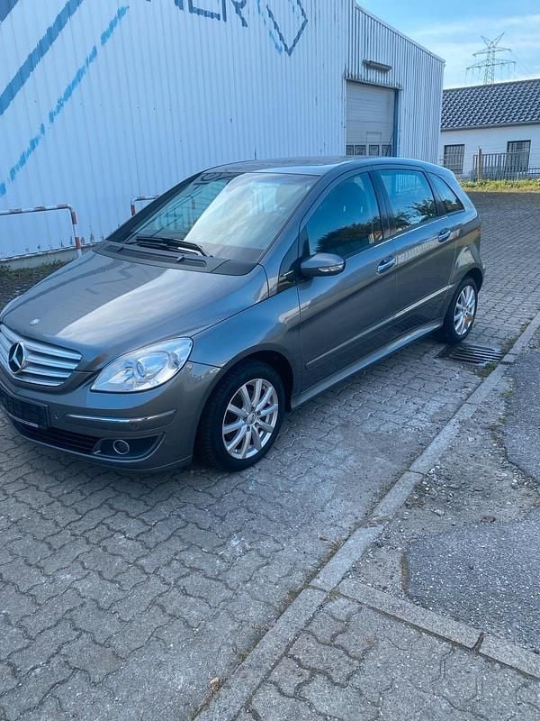 Grau Gebraucht 2008 Mercedes B200 Van / Kleinbus | 6.800 € (Fairer Preis) - Bild 1/4