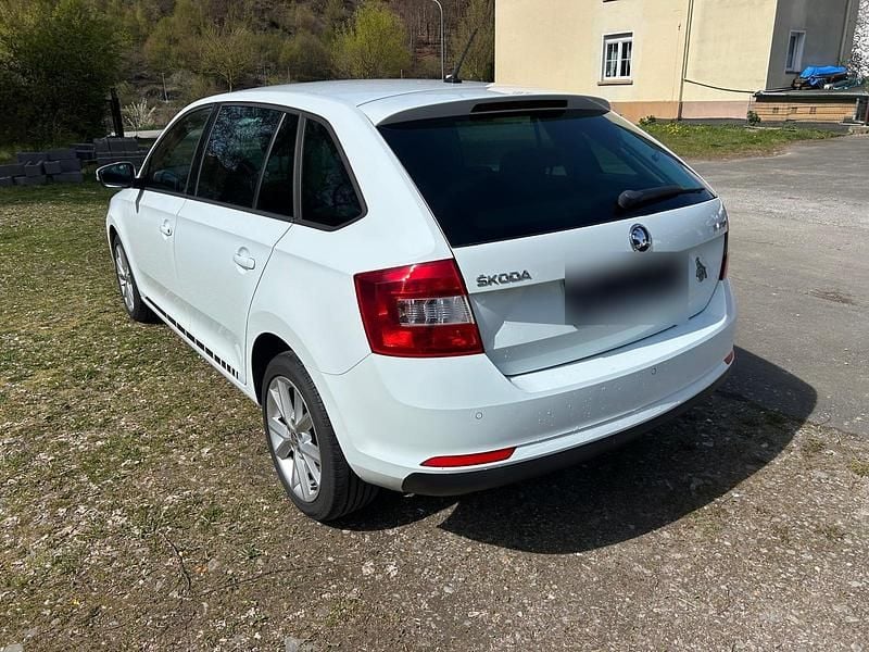 Gebraucht Skoda Rapid Joy 116 PS (85 kW) 2016 Weiß Kleinwagen