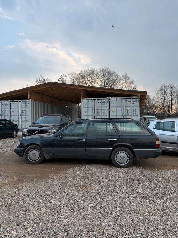 Gebraucht Mercedes E230 132 PS (97 kW) 1991 Schwarz Limousine