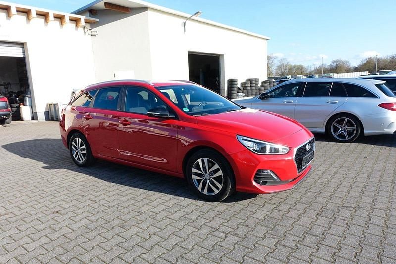 Gebraucht Hyundai i30 Passion 116 PS (85 kW) 2018 Rot Kombi