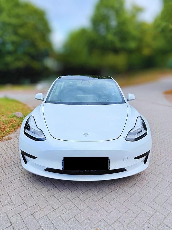 Weiß Gebraucht 2020 Tesla Model 3 Standard Range Plus Limousine | 19.800 € - Bild 1/4