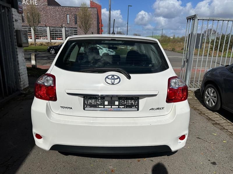 Gebraucht Toyota Auris 99 PS (72 kW) 2012 Weiß Kleinwagen