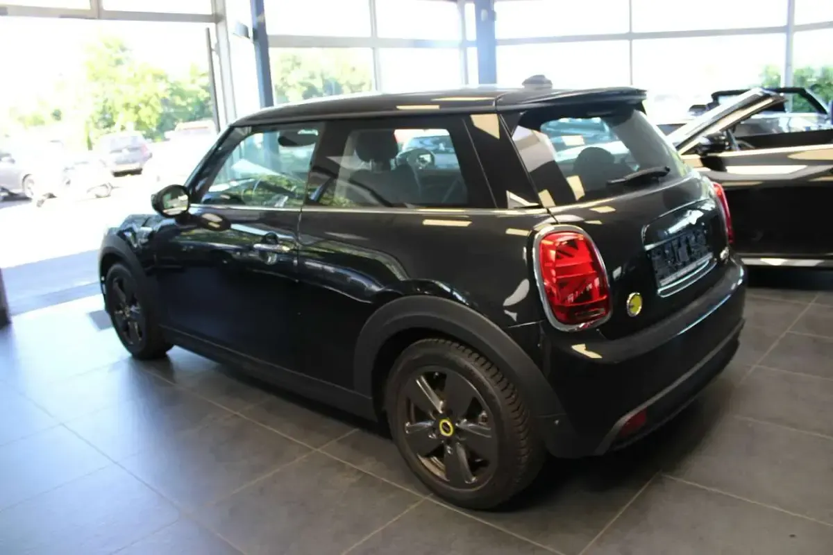 Gebraucht Mini Cooper SE Essential 135 kW (184 PS) 2023 Midnight black metallic Kleinwagen