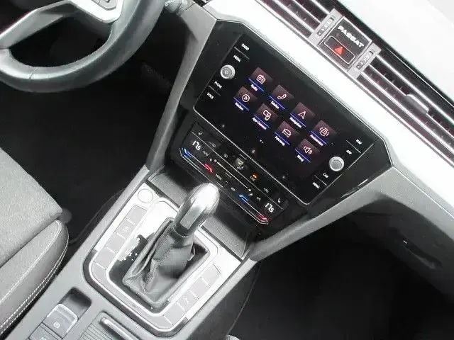 Gebraucht VW Passat 150 PS (110 kW) 2022 Grau Kombi