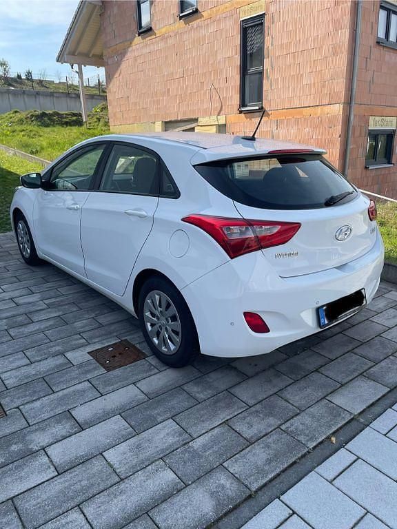 Gebraucht Hyundai i30 Trend 101 PS (74 kW) 2016 Weiß Limousine