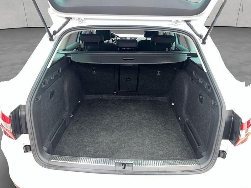 Gebraucht Skoda Superb Ambition 150 PS (110 kW) 2023 Moonweiß perleffekt Kombi