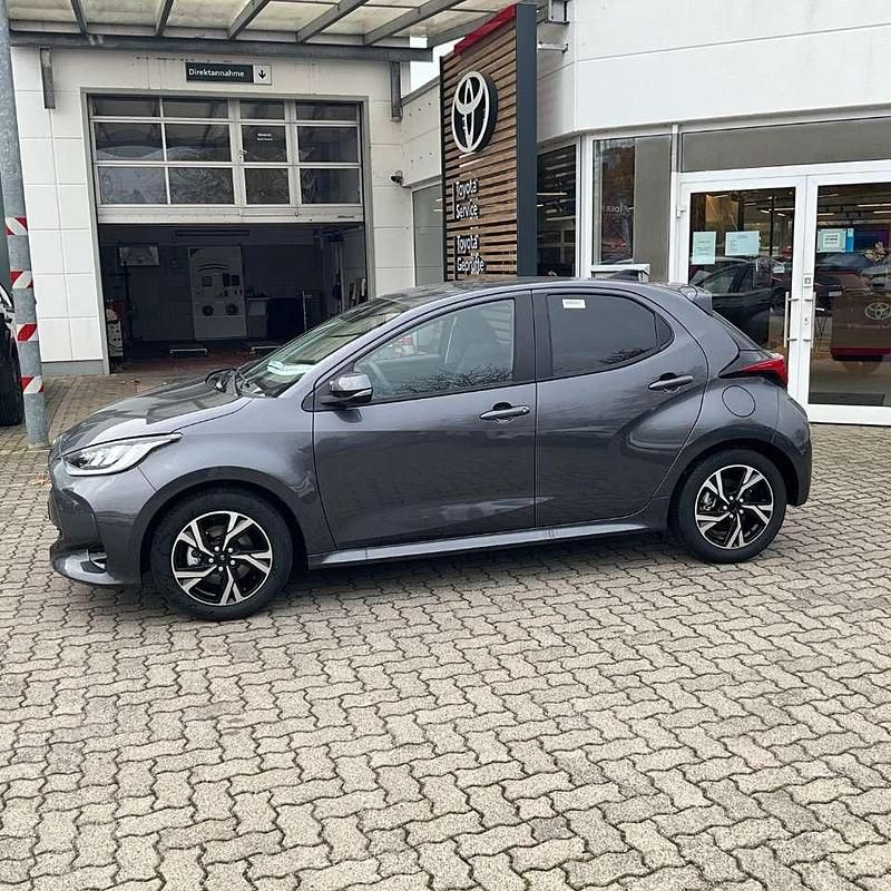 Neu Toyota Yaris Hybrid 116 PS (85 kW) 2025 Marlingrau metallic Kleinwagen