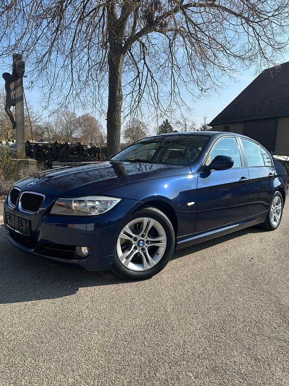 Gebraucht BMW 320 170 PS (125 kW) 2011 Schwarz Limousine