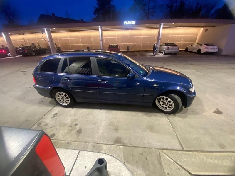 Gebraucht BMW 320 143 PS (105 kW) 2004 Blau Kombi