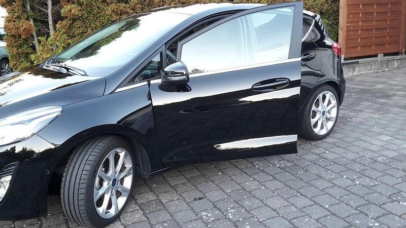 Schwarz Gebraucht 2017 Ford Fiesta Titanium Kleinwagen | 10.750 € (Fairer Preis) - Bild 1/4