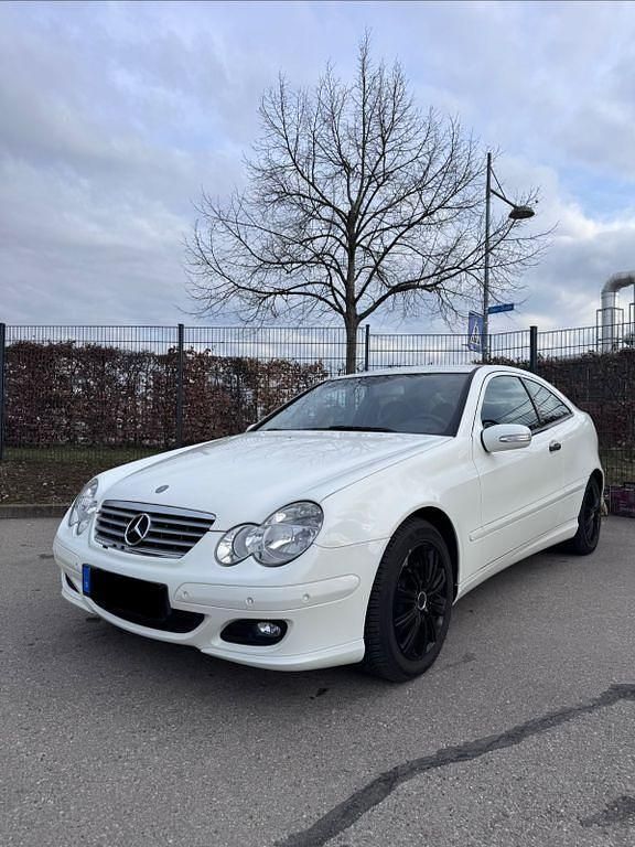 Gebraucht Mercedes C180 143 PS (105 kW) 2006 Weiß Coupé