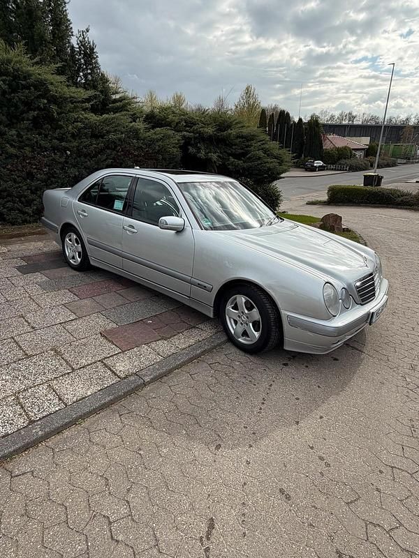 Gebraucht Mercedes E320 Classic 197 PS (144 kW) 2001 Silber Limousine