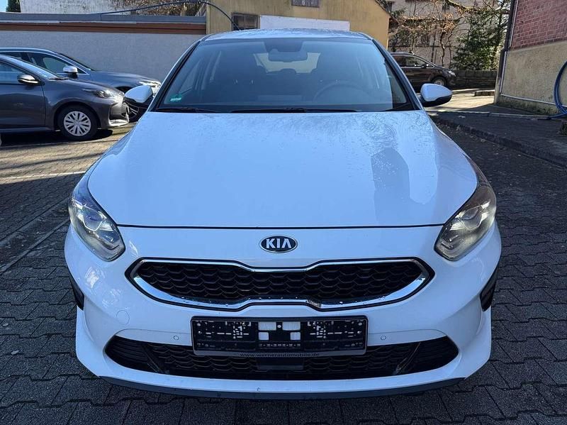 Gebraucht Kia Ceed Spirit 140 PS (102 kW) 2020 (wd) cararraweiss Kleinwagen