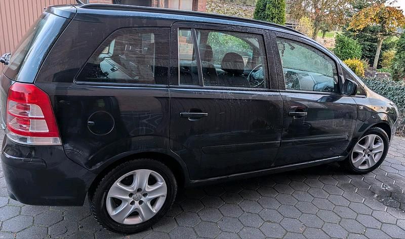 Schwarz Gebraucht 2013 Opel Zafira Family Van | 8.200 € - Bild 1/4