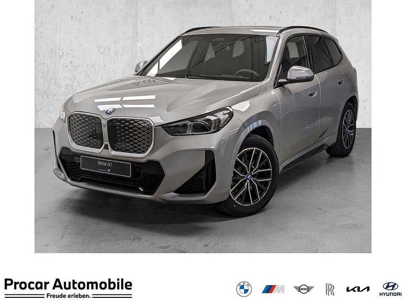 Silber Neu 2025 BMW iX1 M Sport SUV | 55.999 € (Fairer Preis) - Bild 1/4