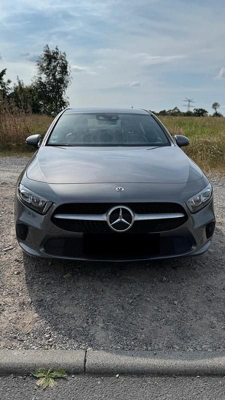 Grau Gebraucht 2021 Mercedes A200 Limousine | 26.500 € (Fairer Preis) - Bild 1/4