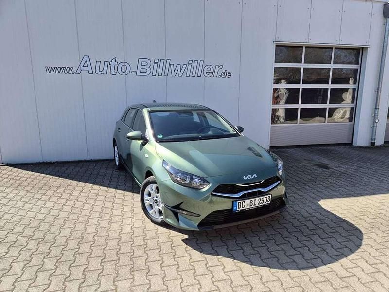 Experience green metallic Gebraucht 2025 Kia Ceed Vision Limousine | 26.290 € (Superpreis) - Bild 1/4